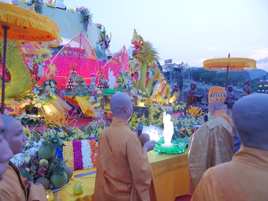 Hà Nam: Lễ tắm Phật, thả bồ câu, bong bóng cầu nguyện hòa bình thế giới