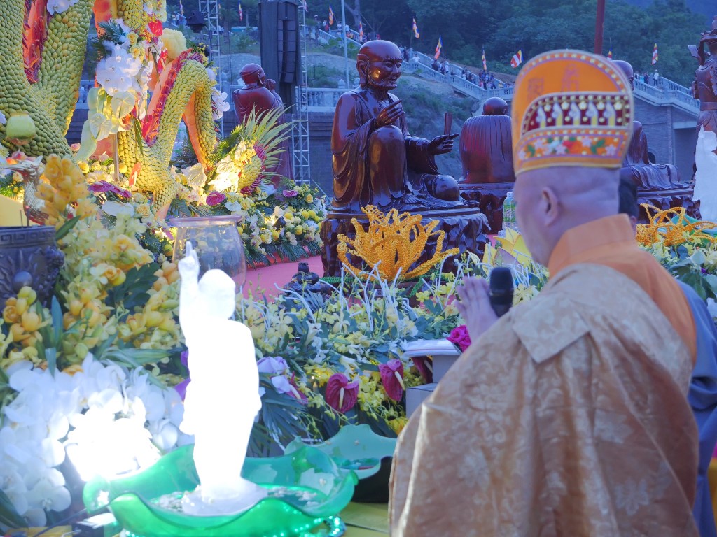 Hà Nam: Lễ tắm Phật, thả bồ câu, bong bóng cầu nguyện hòa bình thế giới