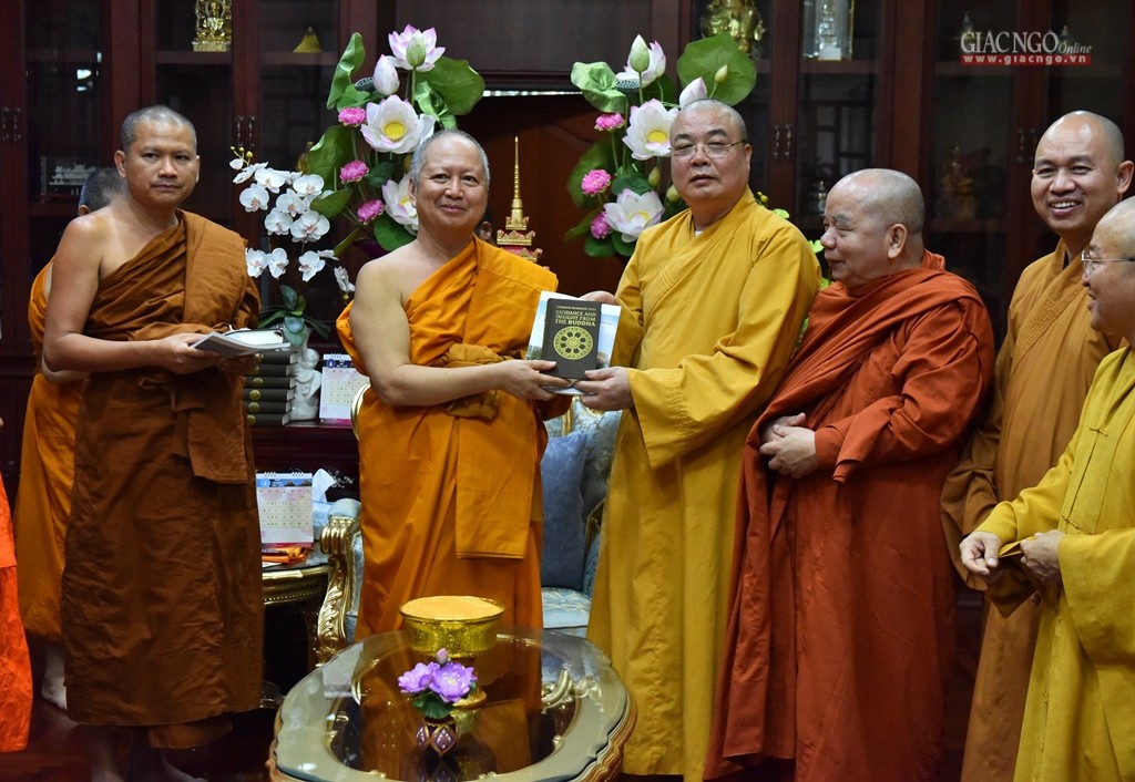 Most Venerable ICDV President gave souvenirs to venerable from the National Vietnam Buddhist Sangha